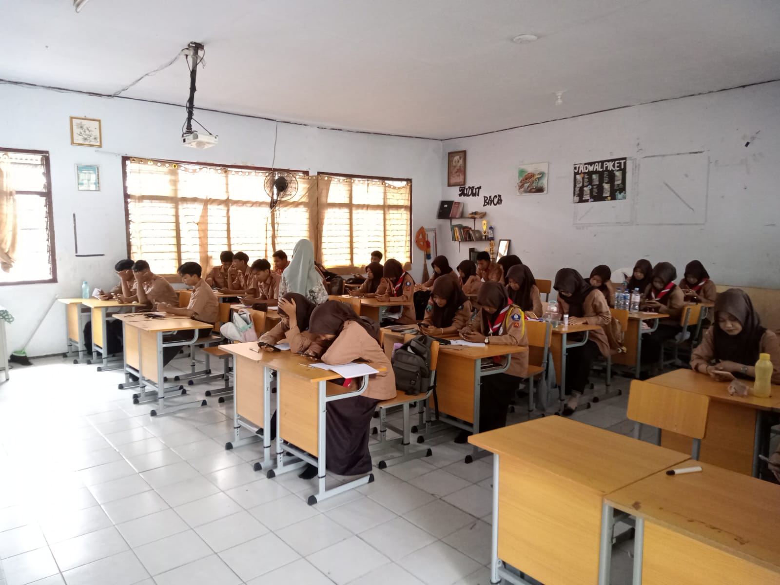 LANCAR: Siswa SMAN Kesamben mengikuti tryout di kelas masing-masing, Jumat (24/10).  &nbsp;