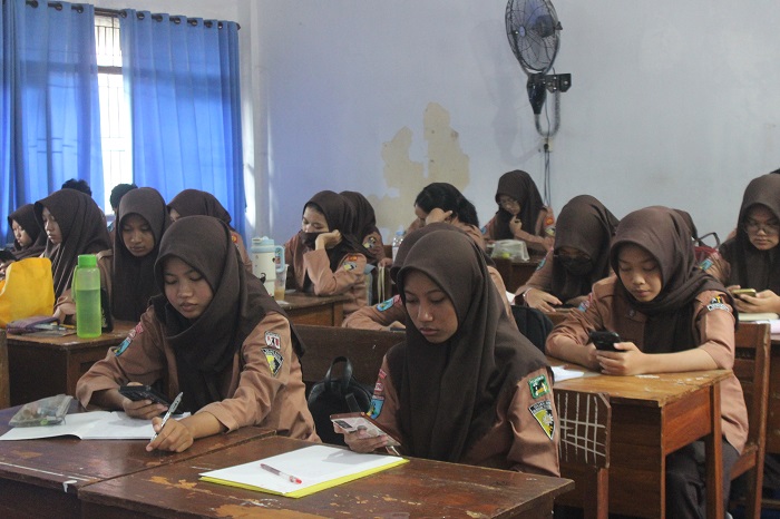 TANGGAP: Tim Ruangguru mendampingi siswa SMAN Mojoagung melaksanakan tryout TKA, Jumat (24/10).  &nbsp;