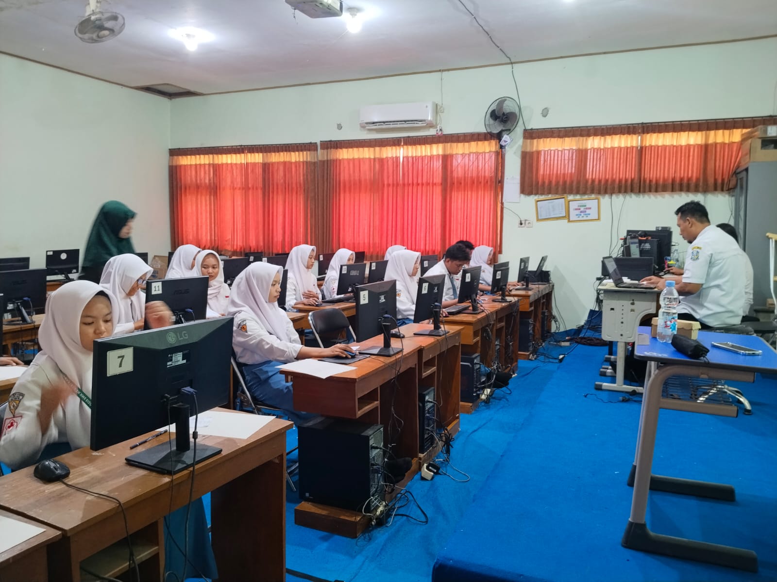 MODERN: Siswa kelas 12 SMKN Kabuh saat belajar di lab komputer.  &nbsp;