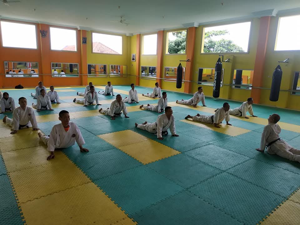 BERPRESTASI: Karateka saat berlatih di Dojo Mahameru.  &nbsp;