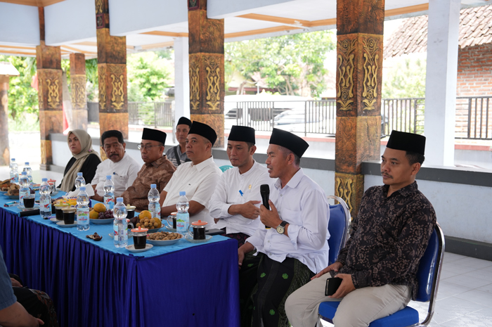 PANTAU: Komisi A DPRD Jombang meninjau pelayanan di Desa Sukopinggir