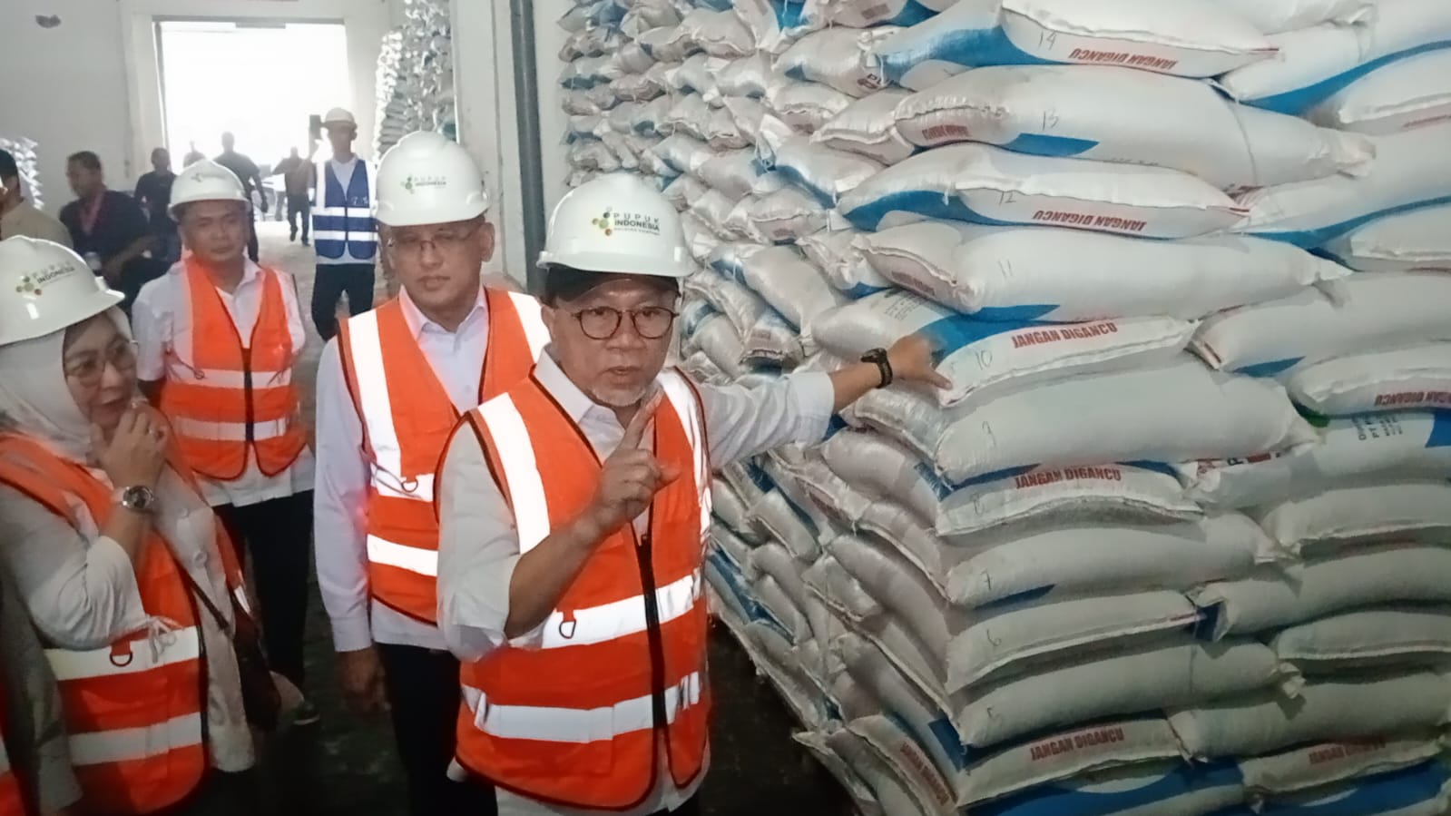 Menteri Koordinator Bidang Pangan Zulkifli Hasan melakukan inspeksi mendadak (sidak) ke gudang pupuk di Kabupaten Jombang, Sabtu (25/10) sore.