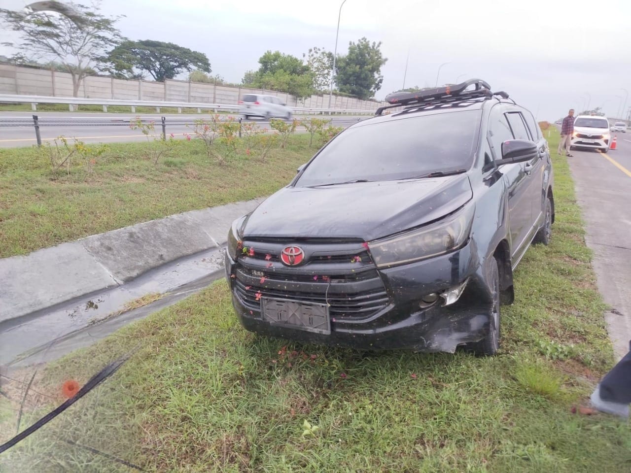 Sebuah Toyota Innova berisi enam penumpang terlibat kecelakaan tunggal di Tol Jombang&ndash;Mojokerto (Jomo) KM 678+100 B arah Surabaya&ndash;Madiun, Sabtu (25/10/2025) sore.