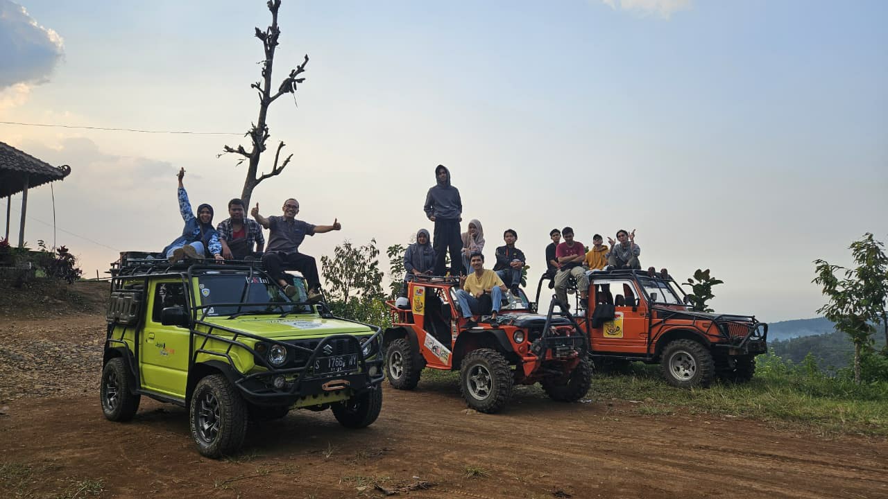 PENJELAJAH: Wakil Direktur Umum dan Keuangan RSUD Kabupaten Jombang, Anang Sumariono,  bersama keluarga bermain jeep.