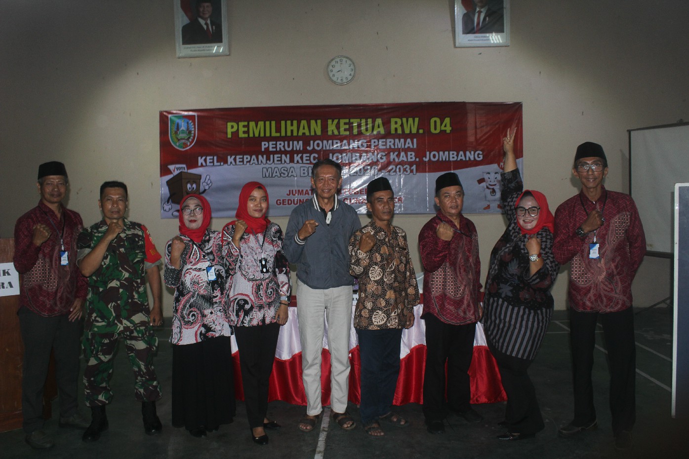 KREATIF: Ketua RW 04 terpilih, Hermanto (tengah) bersama panitia pemilihan dan Pelaksana Tugas Lurah Kepanjen, Nurhasan, di Gedung Serbaguna Jombang Permai, Jumat (24/10).  &nbsp;  &nbsp;