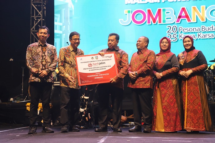 SINERGI: Pemimpin Bank Jatim Cabang Jombang, Hanif Julhamsyah mendampingi Direktur Bisnis Mikro Ritel dan Usaha Syariah, Tonny Prasetyo, menyerahkan CSR kepada Bupati Jombang Warsubi, Minggu (26/10