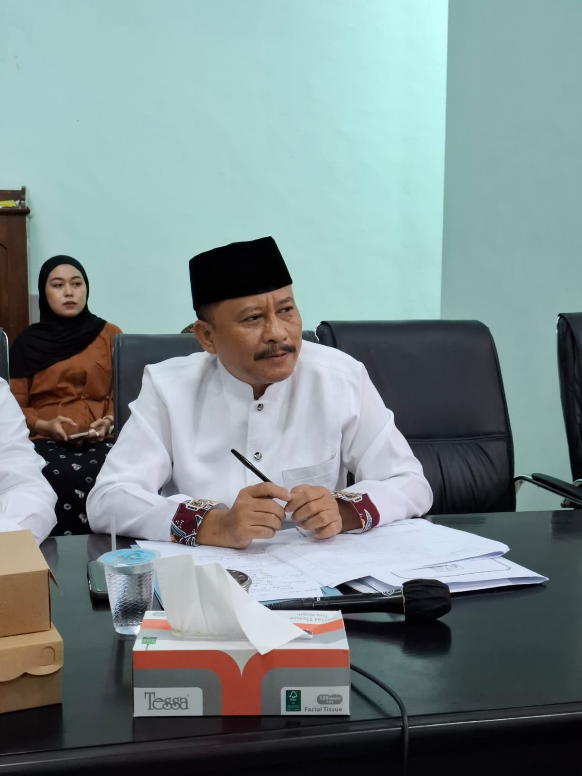   &nbsp;  TERIMA MASUKAN: Ketua Bepemperda DPRD Jombang Kartiyono saat melakukan hearing dengan stake holder terkait.  &nbsp;