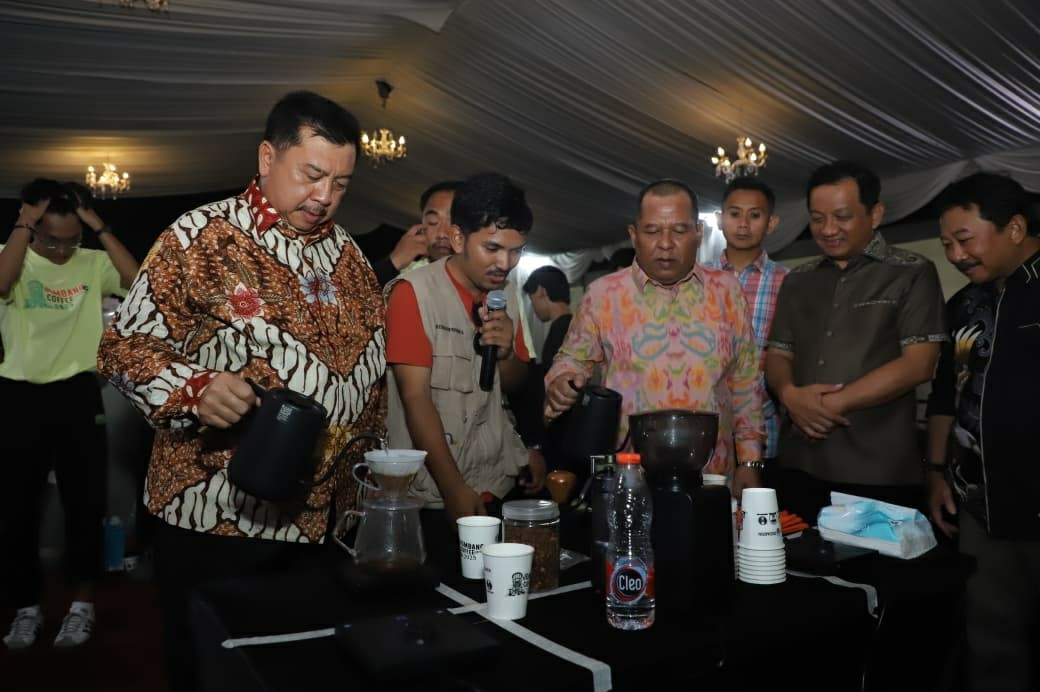 KOMPAK: Bupati Jombang Warsubi bersama Wabup Salman di Jombang Coffee Fest 2025 di Alun-Alun Jombang, Jumat (24/10).