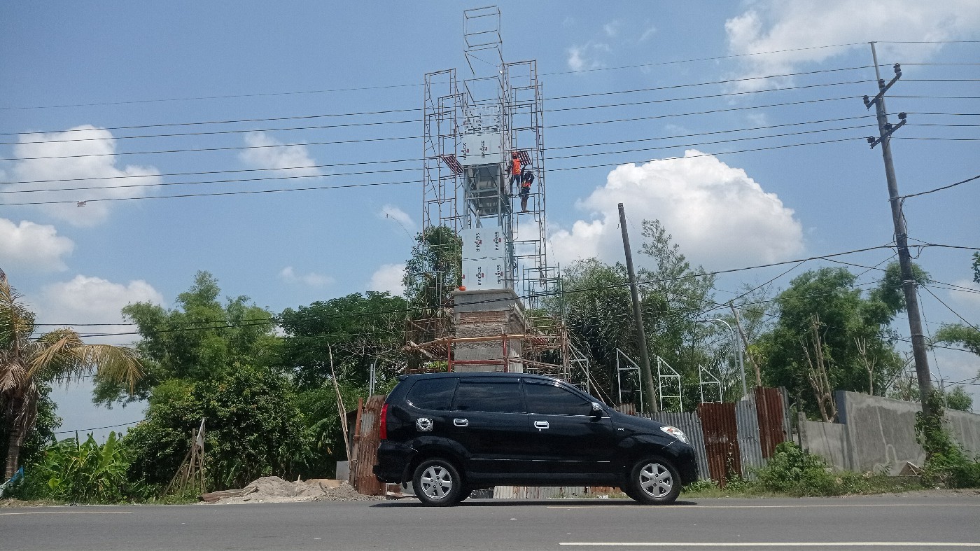 &nbsp;  BELUM SELESAI: Pekerja mengerjakan proyek Tugu Jombang di Desa Gondangmanis, Kecamatan Bandarkedungmulyo yang molor, Jumat (17/10).  &nbsp;