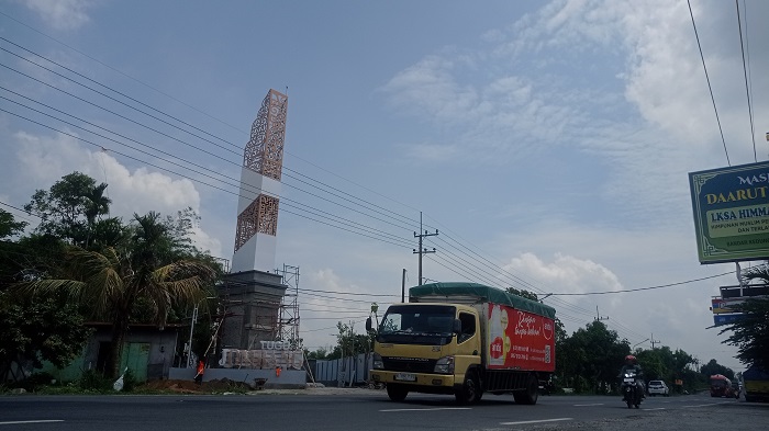 BELUM SELSAI: Proyek pembangunan Tugu Jombang di Desa Gondangmanis, Kecamatan Bandarkedungmulyo yang molor, Senin (27/10).