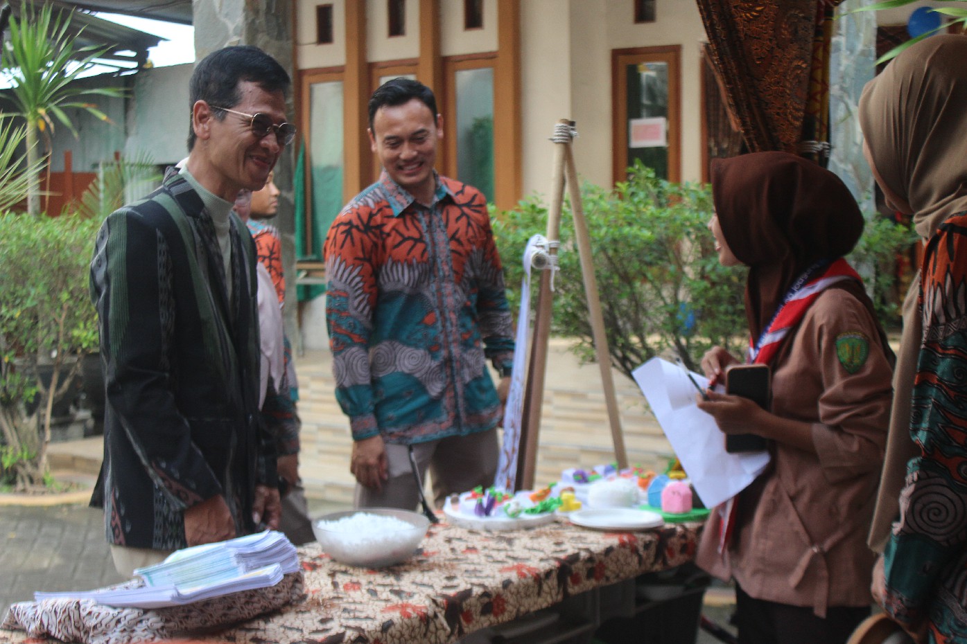 Panca Sutrisno didampingi wakil kepala SMKN Mojoagung mnggunting pita sebagai tanda Gelar Karya Kokurikuler dibuka