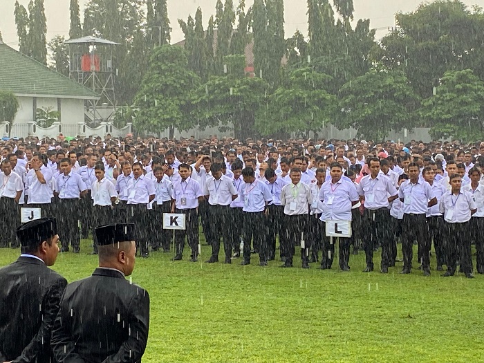 Penyerahan surat  pengangkatan Pegawai Pemerintah dengan Perjanjian Kerja (PPPK) paruh waktu, di Lapangan Pemkab Jombang, Selasa (28/10).