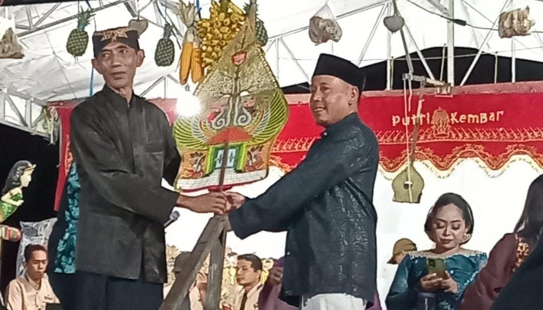 URI-URI BUDAYA: Kepala Desa Podoroto Adhim menyerahkan gunungan kepada Ki Dalang Sanggup Sudarwanto secara simbolis sebagai tanda dimulainya pagelaran wayang kulit