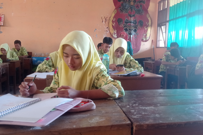 FOKUS: Siswa kelas 12 SMAN Bareng mengerjakan tryout TKA, Kamis (23/10).  &nbsp;