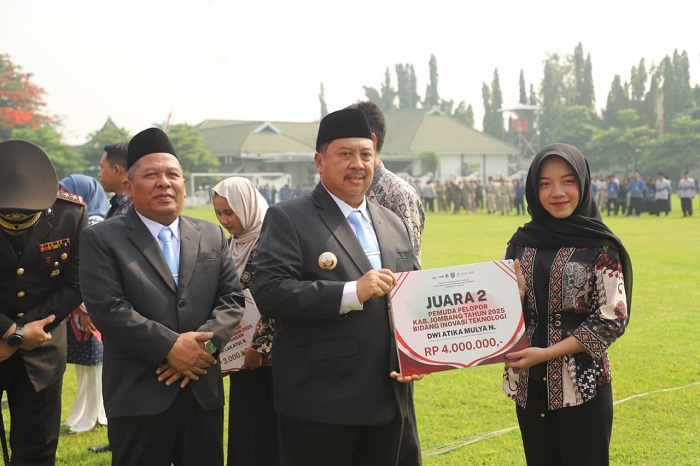 BERPRESTASI: Bupati Warsubi menyerahkan penghargaan kepada 14 pemuda pelopor Jombang usai upacara peringatan Hari Sumpah Pemuda ke-97 di Lapangan Pemkab Jombang, Selasa (28/10).  &nbsp;