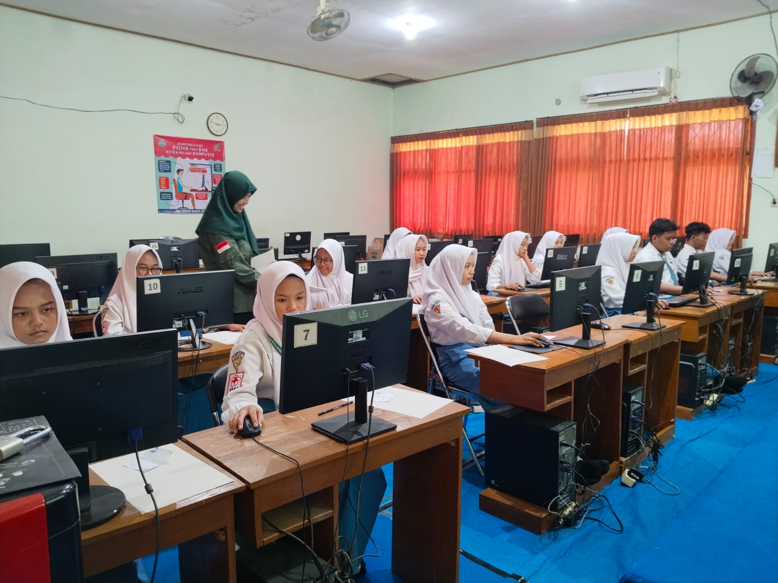 SERIUS: Siswa kelas 12 SMKN Kabuh mengikuti kegiatan di lab komputer, (24/10).  &nbsp;  &nbsp;