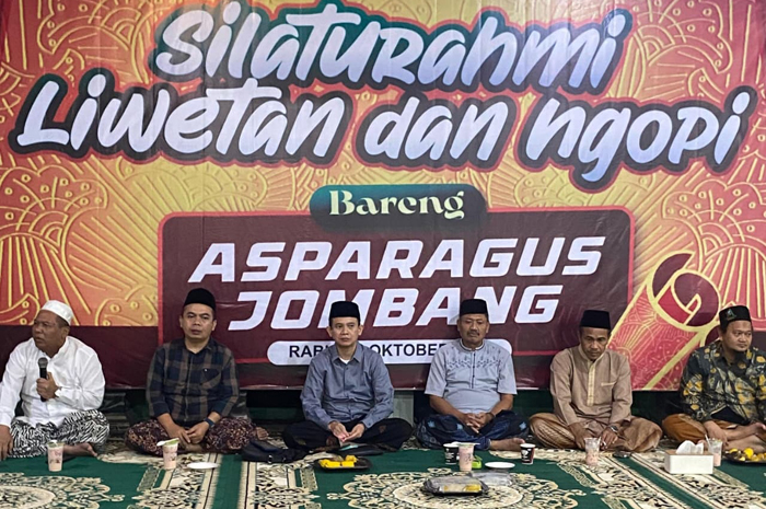 TELADAN: Wakil Ketua DPRD Jombang, HM Syarif Hidayatullah ST MMT (Gus Sentot), saat menghadiri pertemuan Asparagus Jombang di PP Babussalam Kalibening, Mojoagung, Rabu (29/10).  &nbsp;