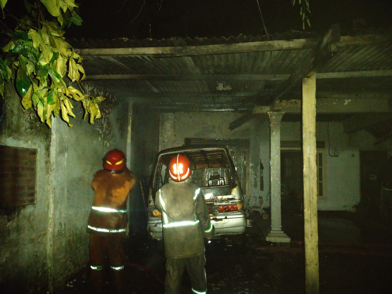 Kebakaran sebuah mbil yang sedang terpakir di depan sebuah rumah menggegerkan warga Dusun Karangmenjangan, Desa Karangwinongan, Kecamatan Mojoagung, Kabupaten Jombang, Kamis (30/10) dini hari
