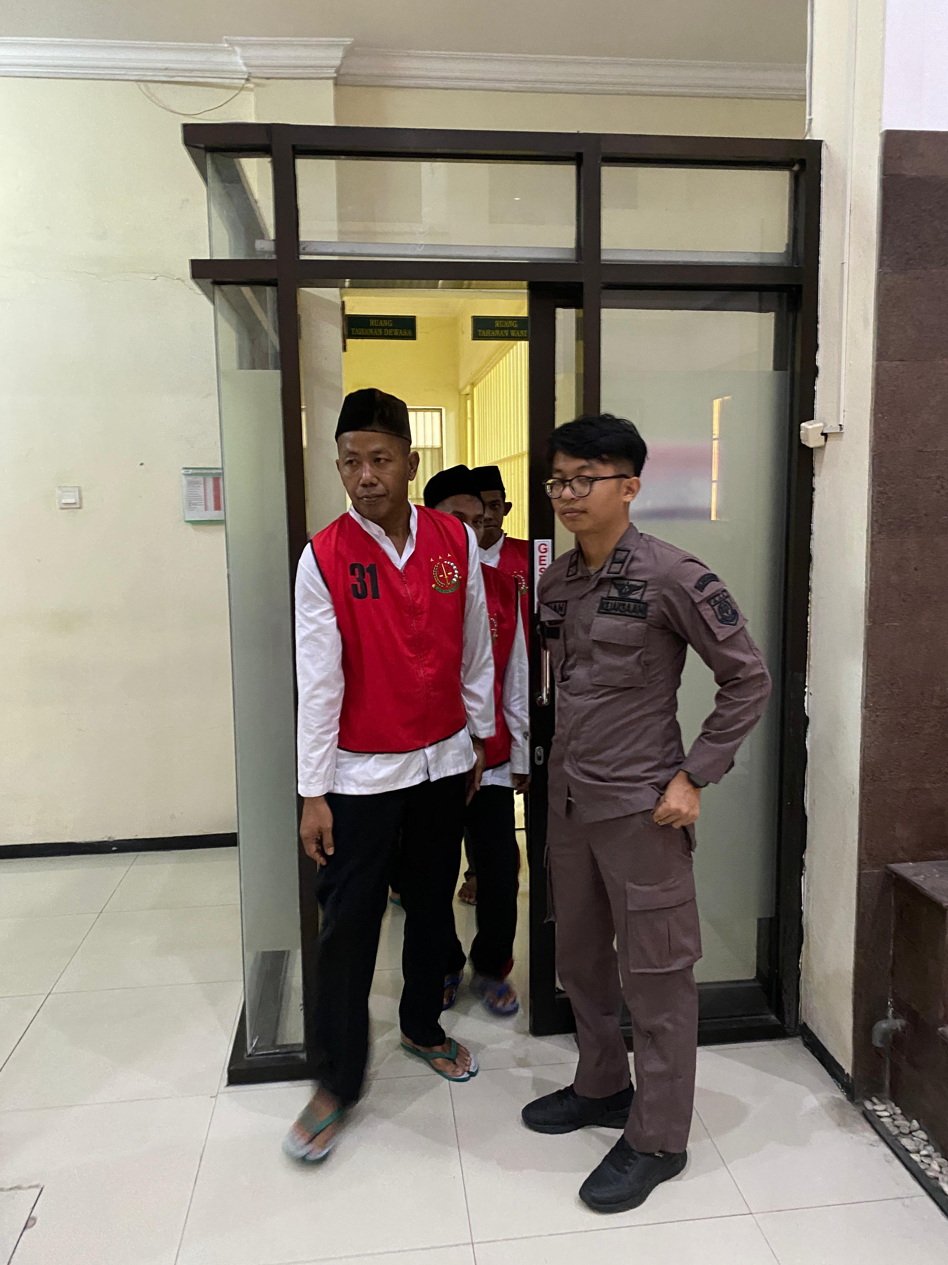 Terdakwa perampokan saat menuju ruang sidang