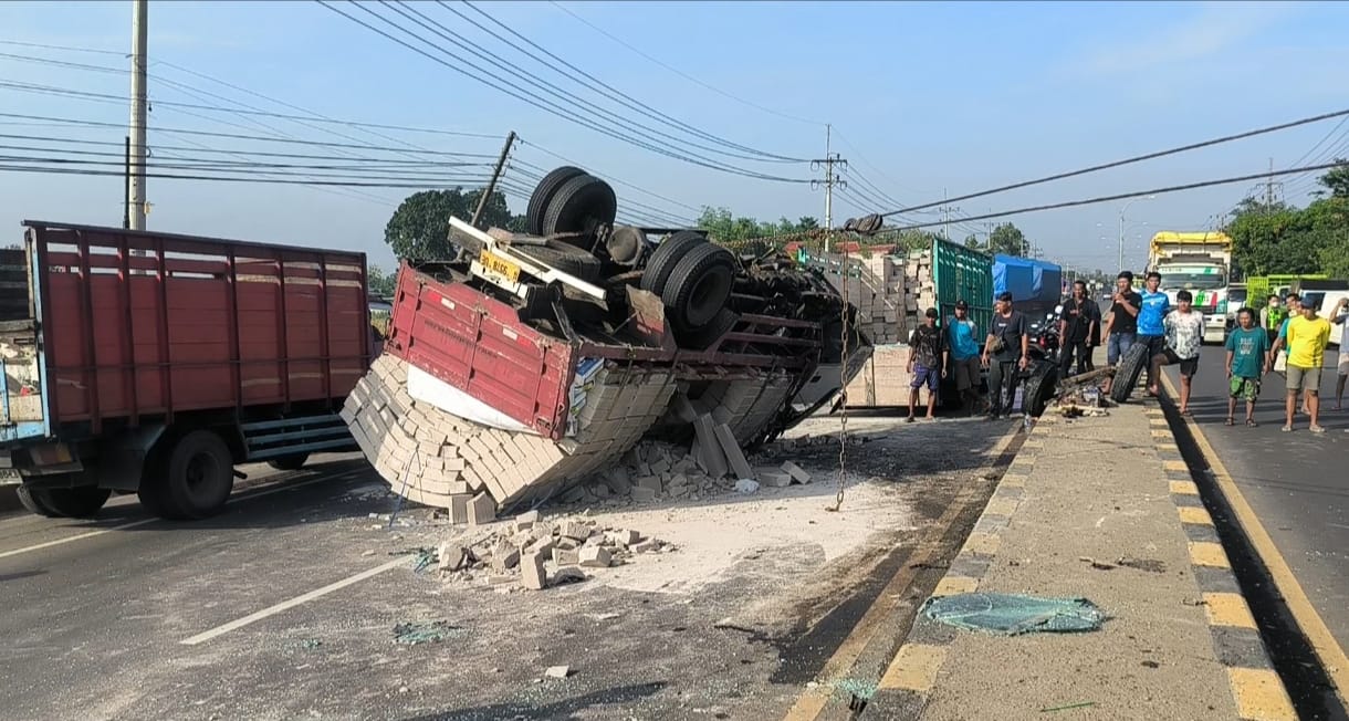 Dua truk terlibat kecelakaan di Jalan Raya depan SPBU Desa Miagan, Kecamatan Mojoagung, Kabupaten Jombang, Jumat (31/10) pagi.