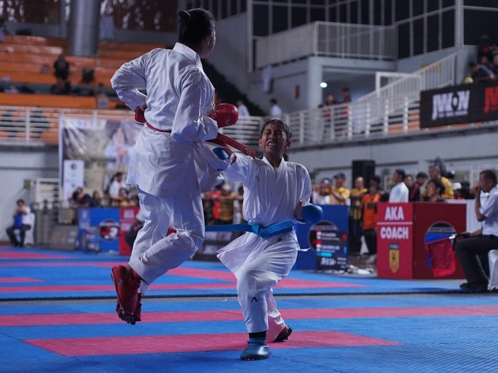 BERPRESTASI: Karateka Jombang, Aqila Aurelia, juara 1 SMA Award Jatim. Penghargaan diberikan di Surabaya, Kamis (23/10).