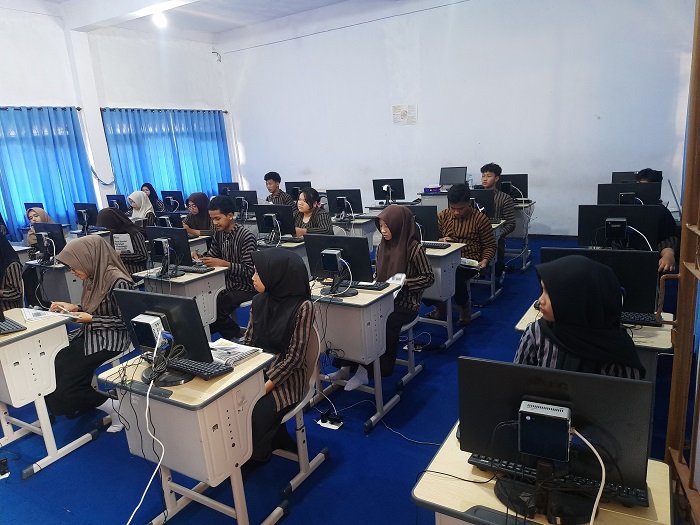 SERIUS: Siswa kelas XII SMAN Mojoagung mengikuti geladi bersih TKA, Kamis (30/10).