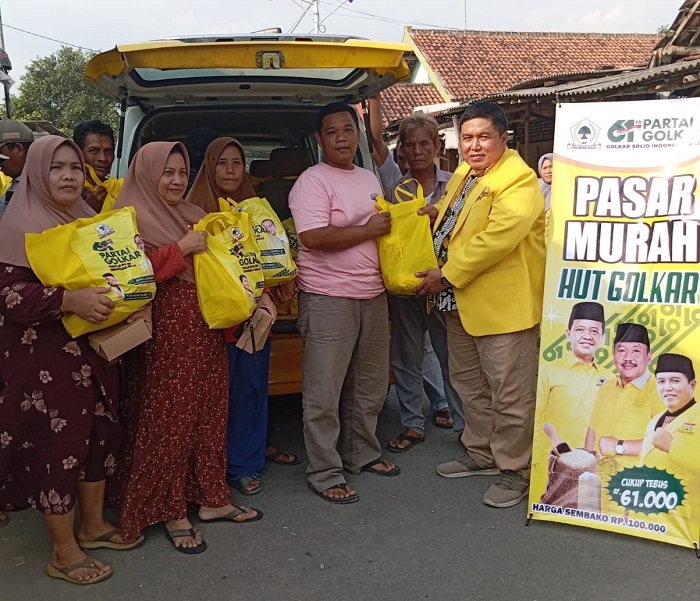 BERBAGI: Ketua DPD Partai Golkar Kabupaten Jombang, Andik Basuki Rahmat, membagikan sembako murah ke masyarakat.