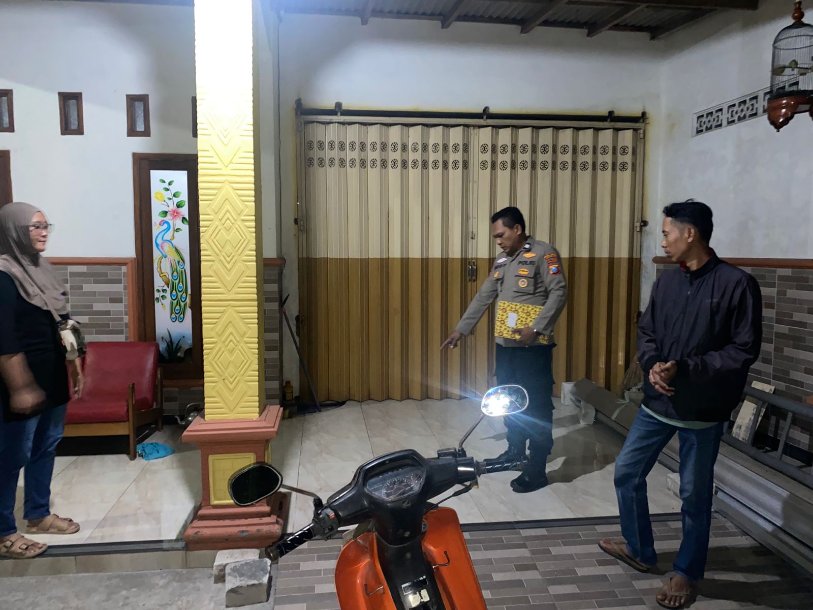 Polisi sedang melakukan olah kejadian perkara di lokasi pencurian motor