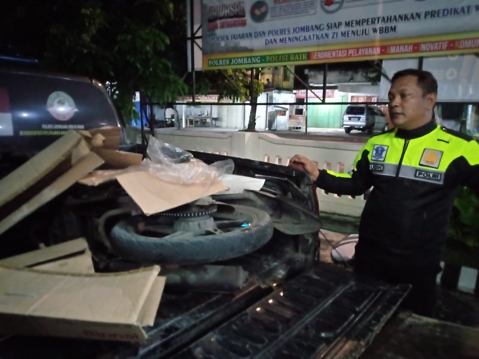 Kecelakaan maut melibatkan truk dan motor terjadi di Jalan Raya Dusun Pendowo, Desa Kabuh, Kecamatan Kabuh, Kabupaten Jombang, Jumat (31/10) malam.