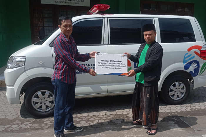 SUKSES: Perwakilan pegawai BRI BO Jombang (kiri) secara simbolis menyerakan satu unit ambulans program BRI Peduli TJSL.