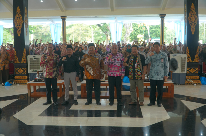 KOMPAK: Bupati Jombang Warsubi saat foto bersama seluruh peserta Sosialisasi Air Minum Aman di Pendopo Kabupaten Jombang, Jumat (31/10) siang.  &nbsp;
