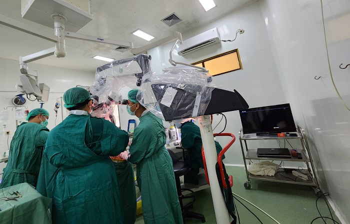 SESUAI SOP: Dokter Hera Prasetia SpBS MKes FINPS saat kegiatan operasi di Kamar Operasi RSUD Jombang