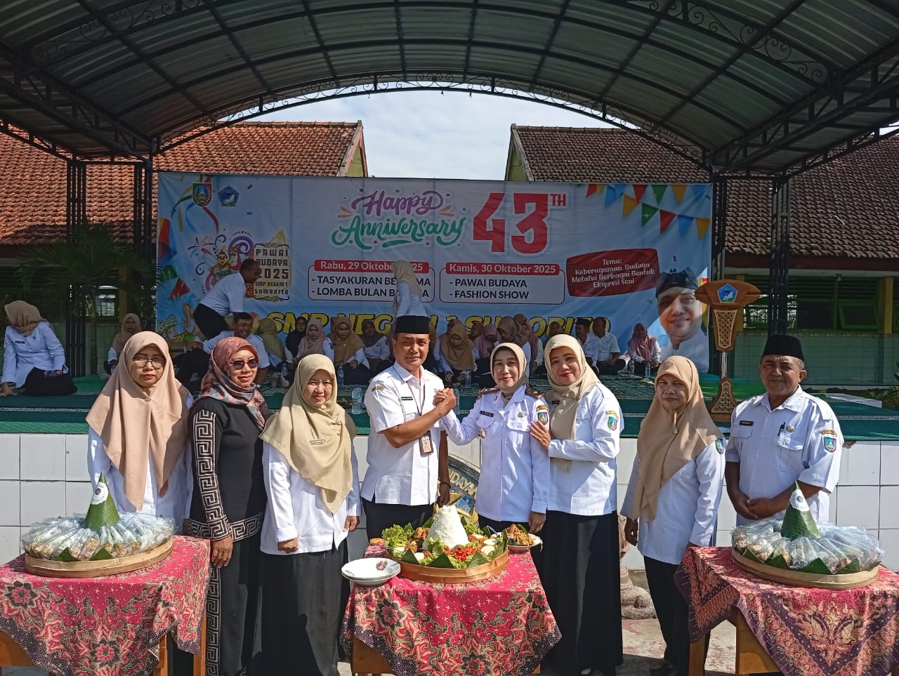 &nbsp;  WUJUD RASA SYUKUR: Kepala SMPN 1 Sumobito Sugeng Hariyanto MPd mendampingi Kepala Dinas Pendidikan dan Kebudayaan Kabupaten Jombang Dra Wor Windari MSi saat acar