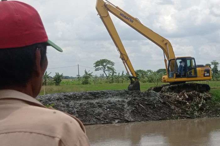 &nbsp;  DIBERSIHKAN: Saluran buang Watudakon di Desa Pojokrejo, Kecamatan Kesamben yang dinormalisasi.  &nbsp;
