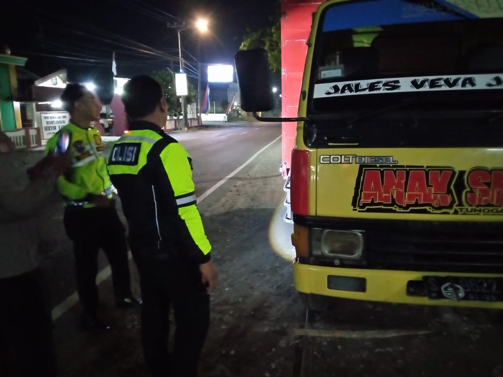 Polisi saat melakukan olah kejadian perkara
