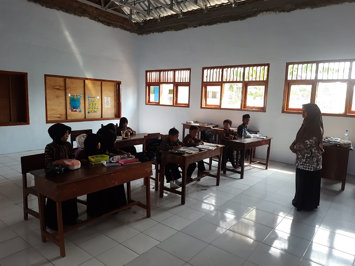 FOTO: Nikmatul Maghfiroh, guru PAI SDN Mojongapit 3 saat mengajar di ruang kelas 2  &nbsp;