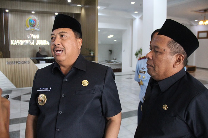 Bupati Jombang Warsubi memberikan keterangan, Senin (3/11).