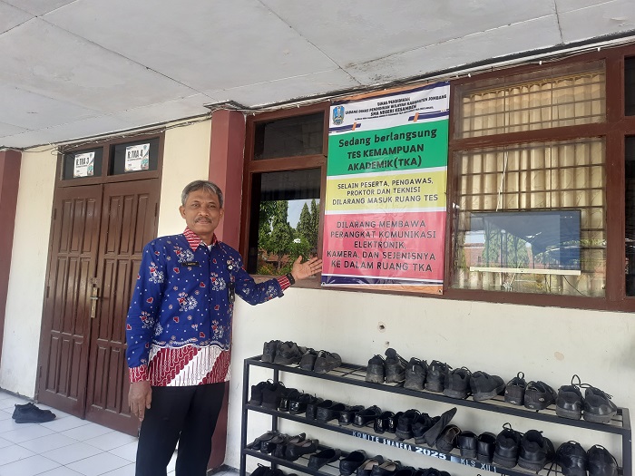 STERIL: Waka Kurikulum SMAN Kesamben, Tri wahyudi, di depan lab komputer yang menjadi tempat TKA, Senin (3/11).