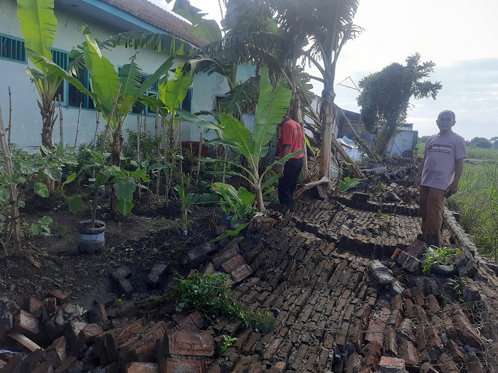 BUTUH PERBAIKAN: Tembok pembatas SDN Jombatan 6 Kecamatan Jombang roboh diterjang angin kencang, Minggu (2/11).