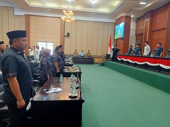SERIUS: Bupati Warsubi dan pimpinan DPRD saat rapat paripurna di gedung DPRD, Senin (3/11).