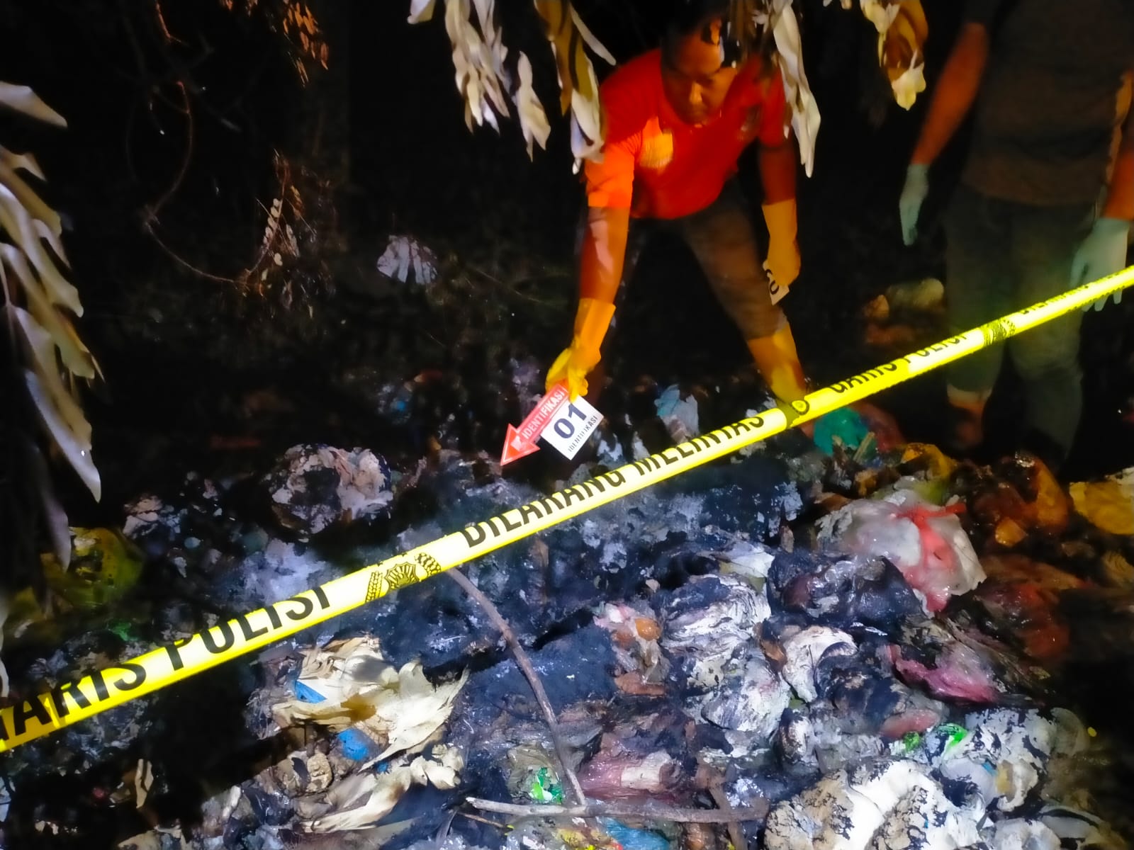 Polisi melakukan olah TKP tethadao mayat seorang wanita lanjut usia di Jombang jadi korban penculikan dan perampokan disertai pembunuhan.