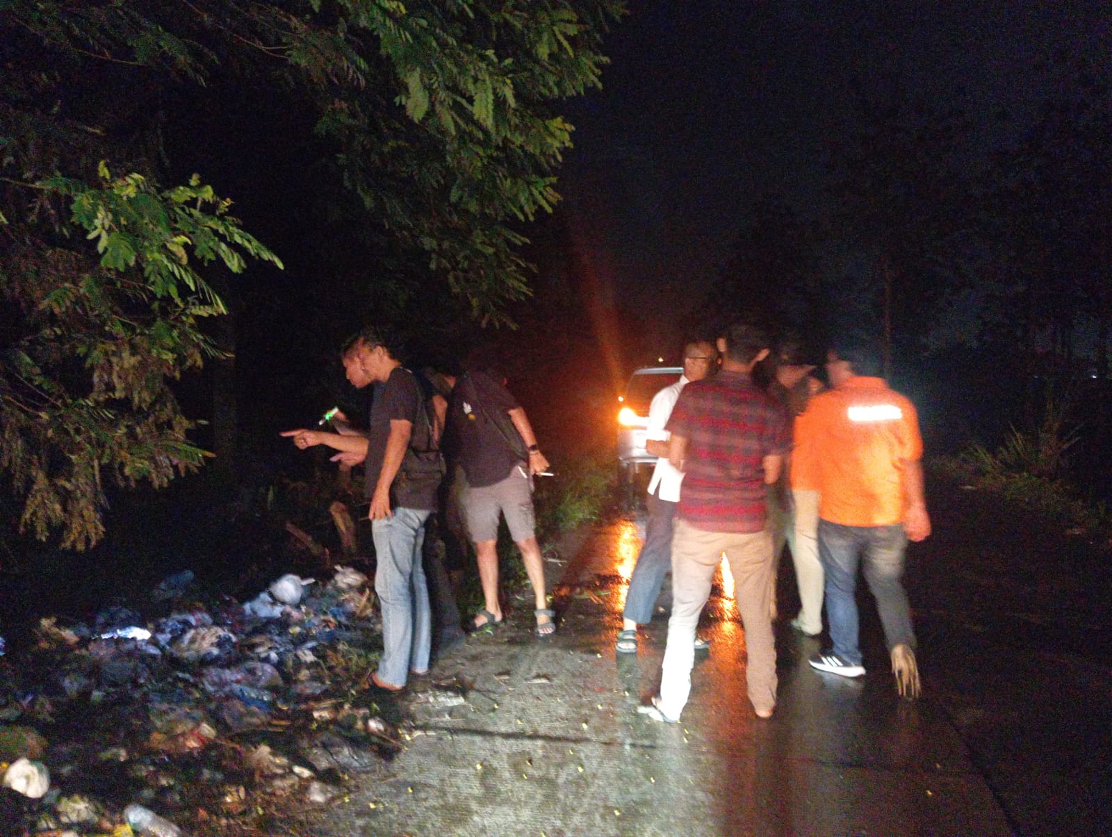 Polisi saat melakukan olah kejadian perkara di lokasi pembuangan mayat mutmainah