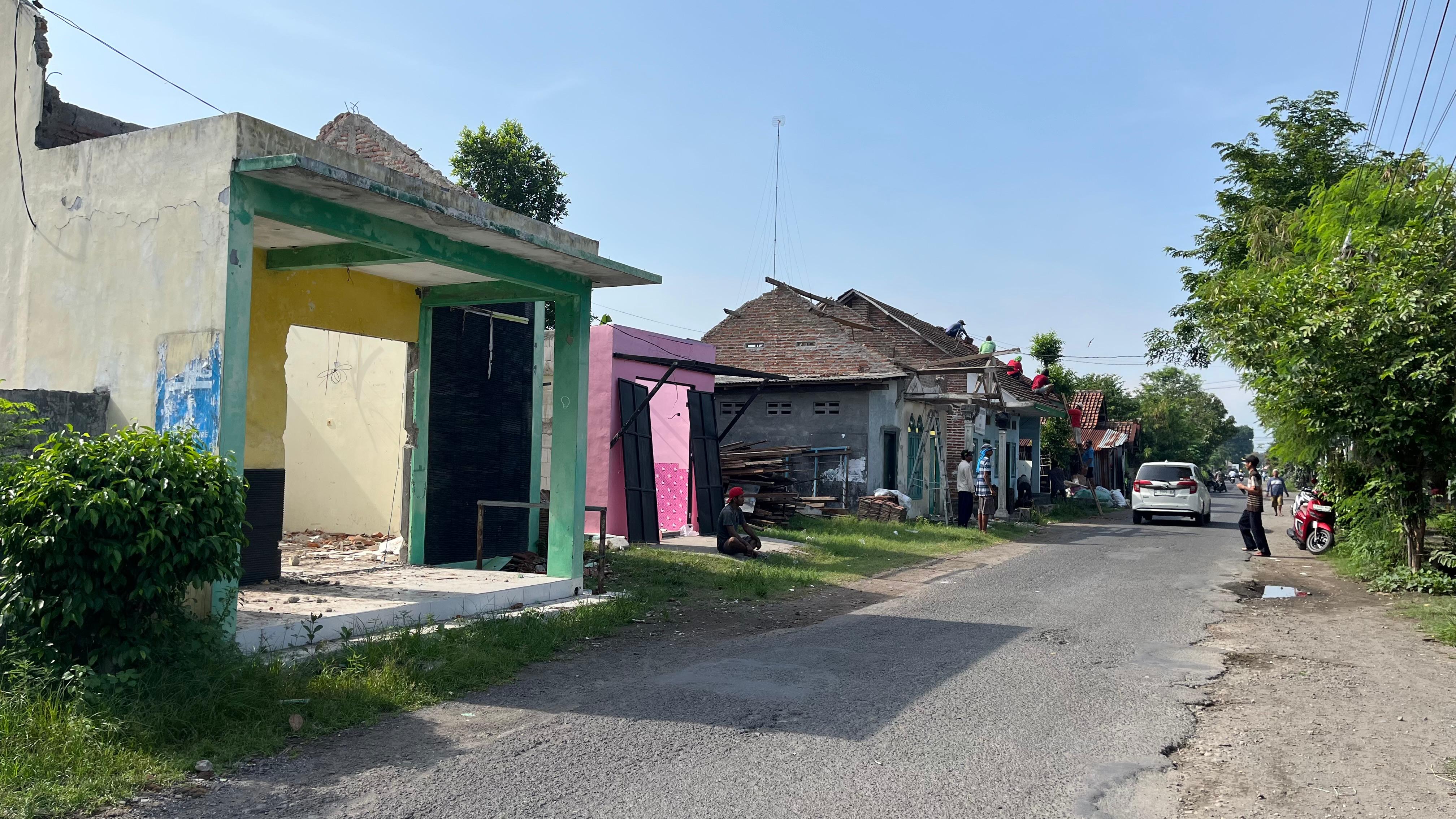 &nbsp;  DIBONGKAR:&nbsp; Empat bangunan yang berdiri di lahan berstatus eigendom di Desa Mancar, Kecamatan Peterongan dibongkar, kemarin (4/11).  &nbsp;