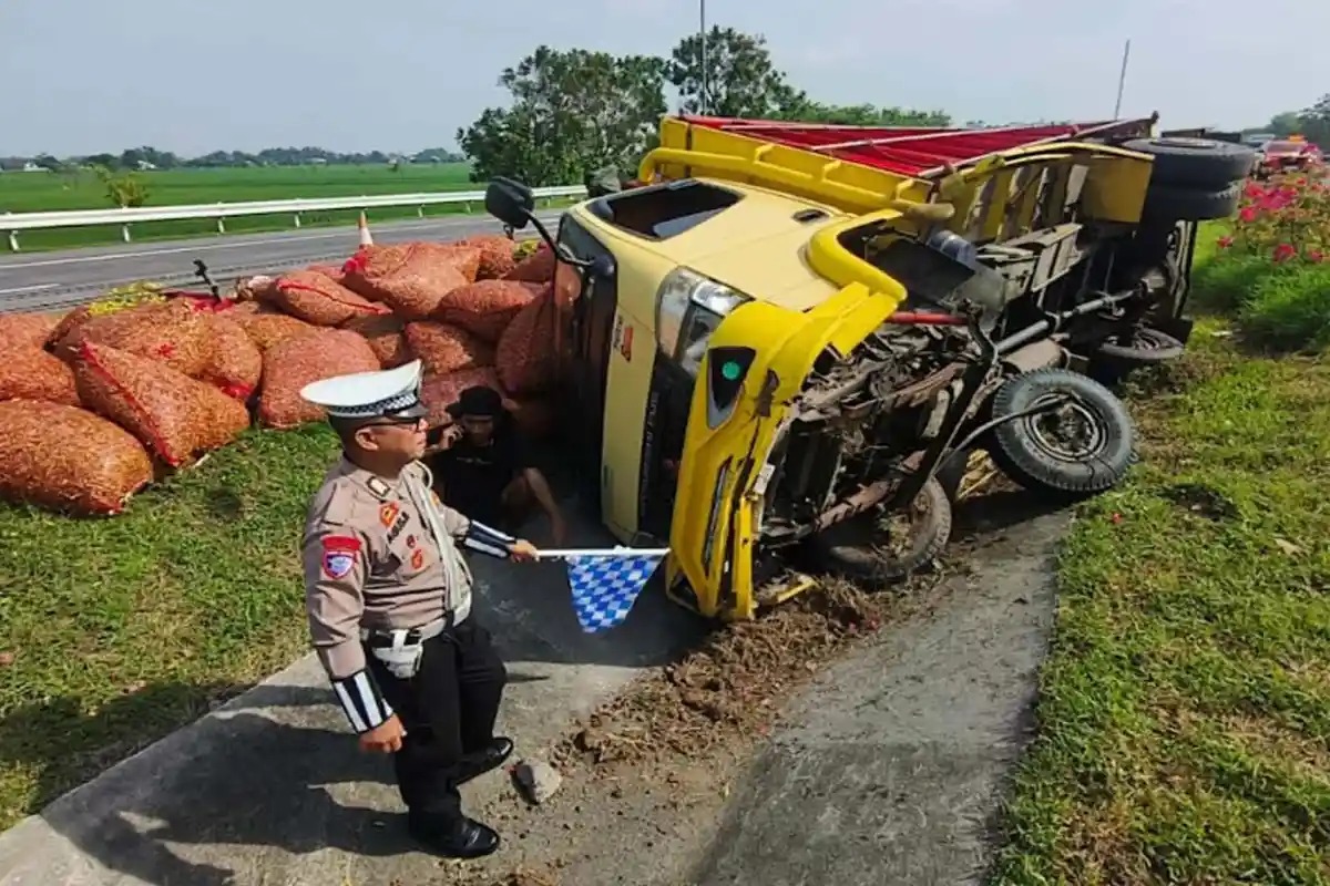 Sebuah truk bermuatan 5 ton cabai terguling di ruas Tol Jombang&ndash;Mojokerto (Jomo) KM 673+300 B arah Surabaya, Selasa (4/11) pagi.