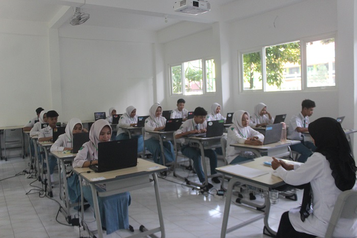 KETAT: Siswa MAN 1 Jombang bersiap mengikuti TKA, kemarin (4/11).  &nbsp;