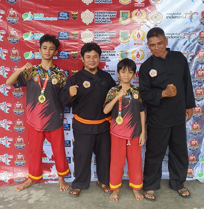BERPRESTASI: Dari kiri Ardhan (kakak), Samsudin (pelatih), Falah, Nur Ali (pelatih).  &nbsp;