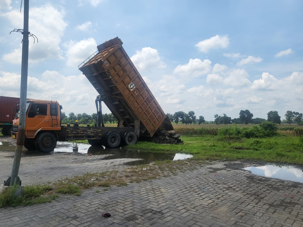 Terminal Kargo Tunggorono mulai diuruk untuk lahan sekolah rakyat kemarin (4/11)
