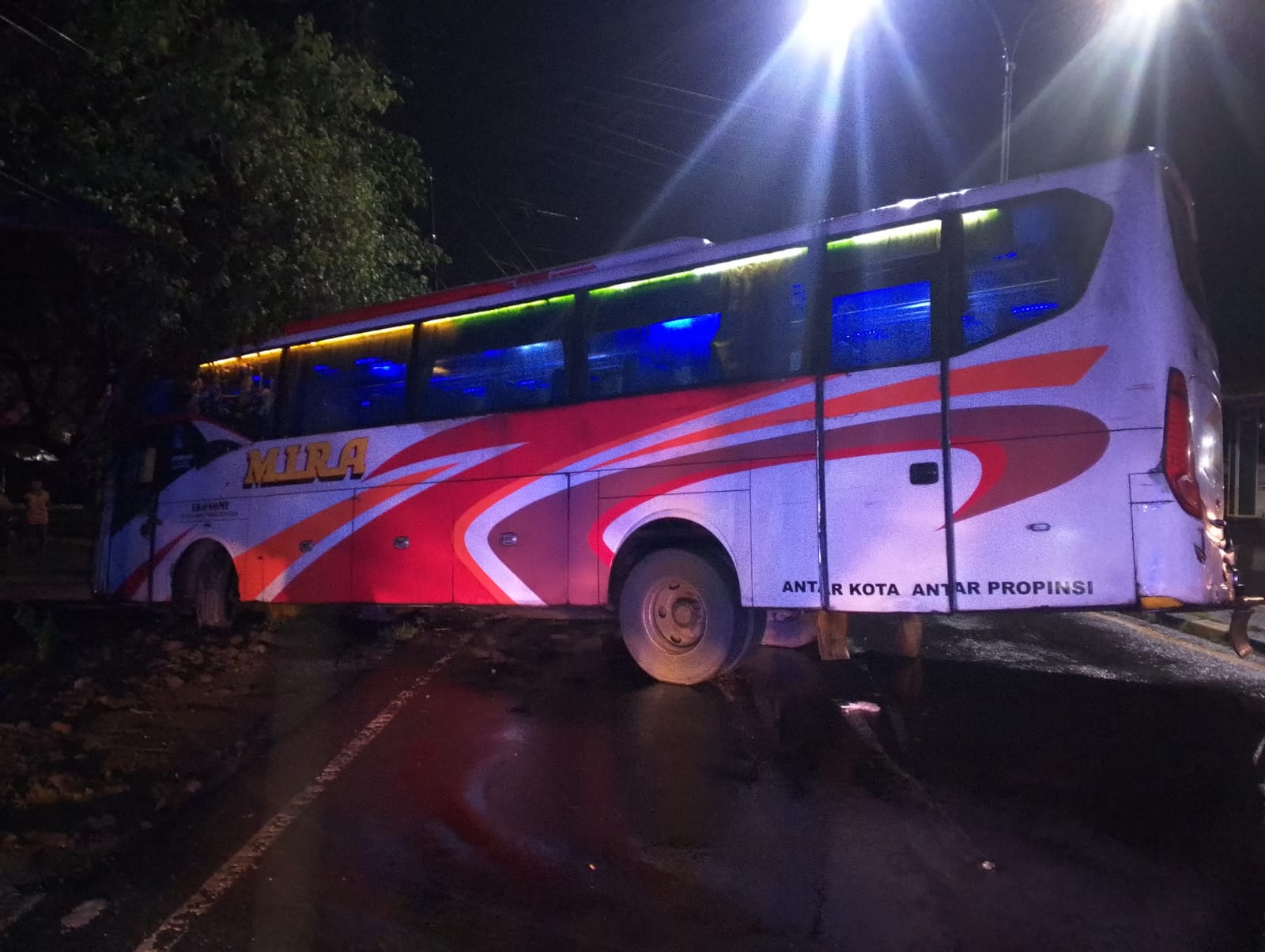 Kondisi Bus Mira yang tergelincir masuk parit bahu jalan di Mojoagung Jombang Rabu malam