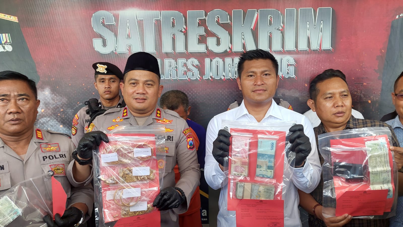 Polisi menunjukkan barangbukti perhiasan dan uang yang dirampas pelaku dari korban