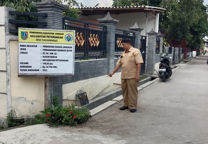 MAJU: Bayu Hari Satrio Sekdes Tugusumberjo saat menunjukan realisasi pembangunan saluran irigasi di Desa Tugusumberjo, Rabu (5/11)